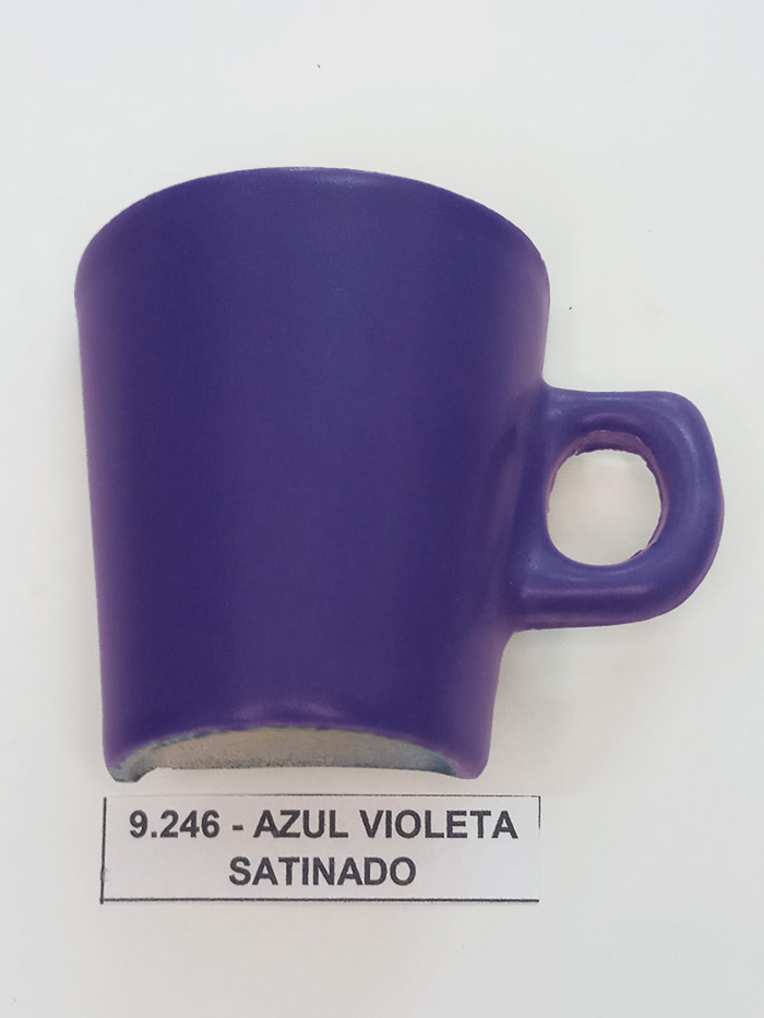 Esmalte coloreado azul violeta satinado en polvo.
