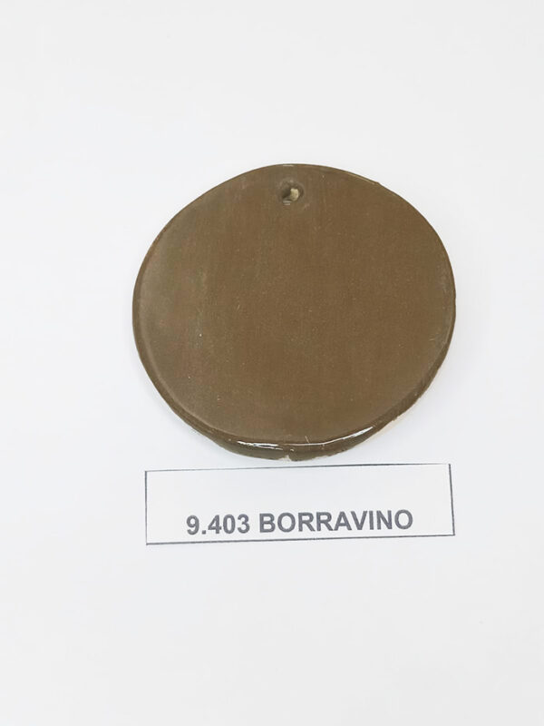 Engobe líquido color borravino.