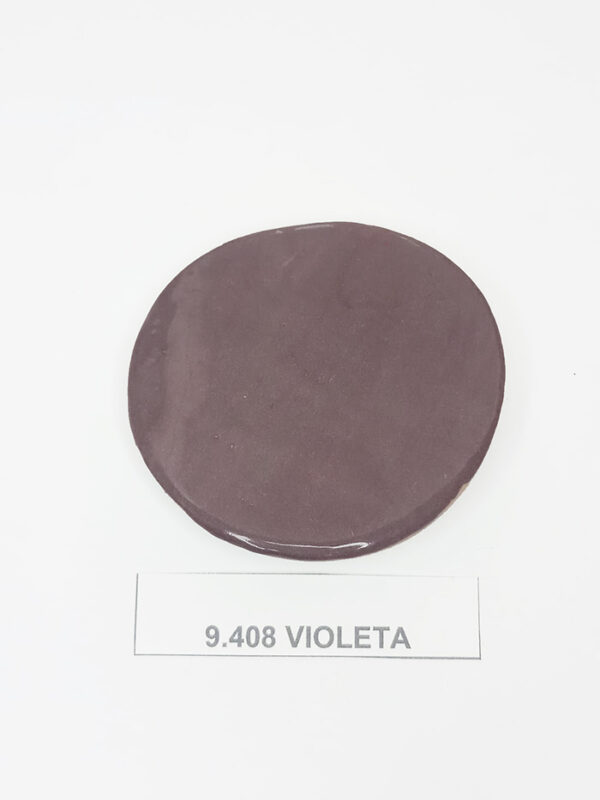 Engobe sólido color violeta.