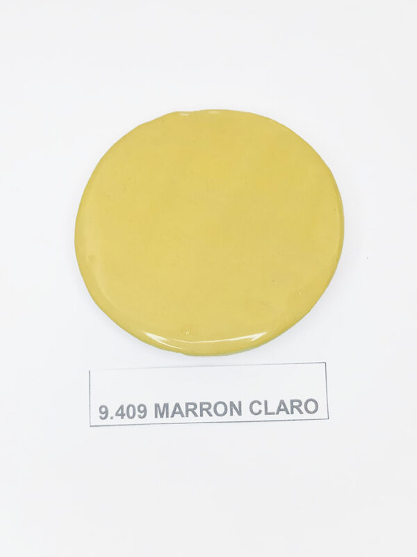 Engobe sólido color marrón claro.