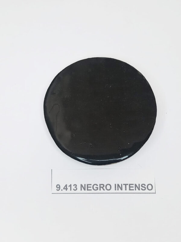 Engobe sólido color negro intenso.