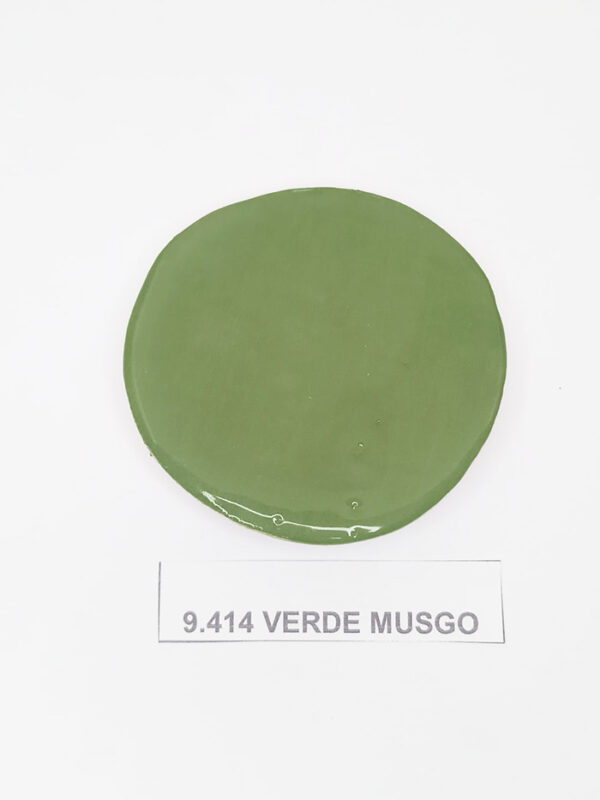 Engobe sólido color verde musgo.