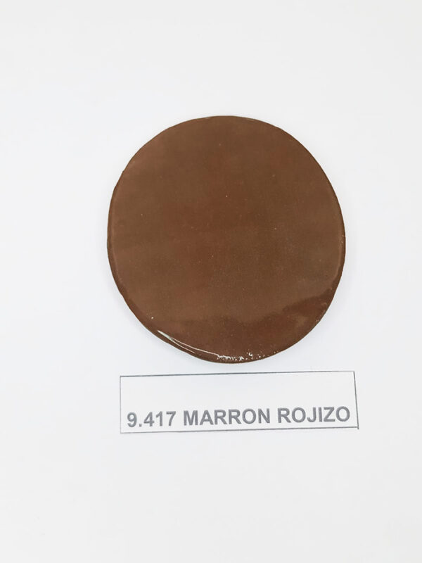 Engobe sólido color marrón rojizo.