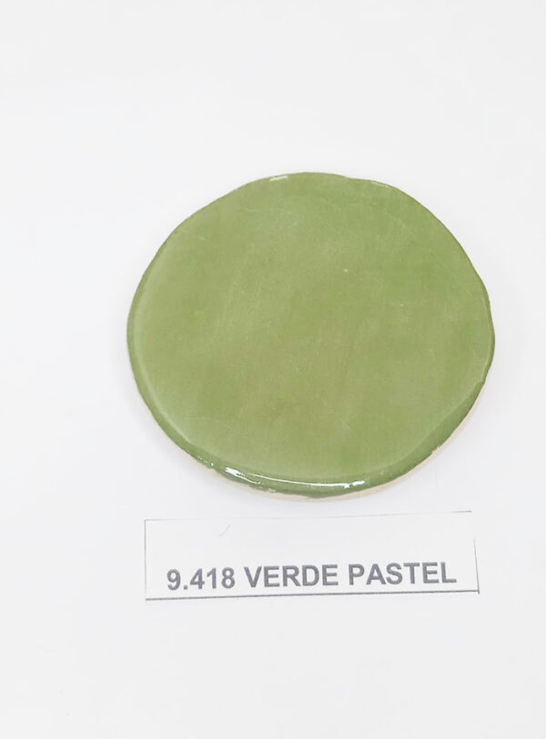 Engobe sólido color verde pastel.