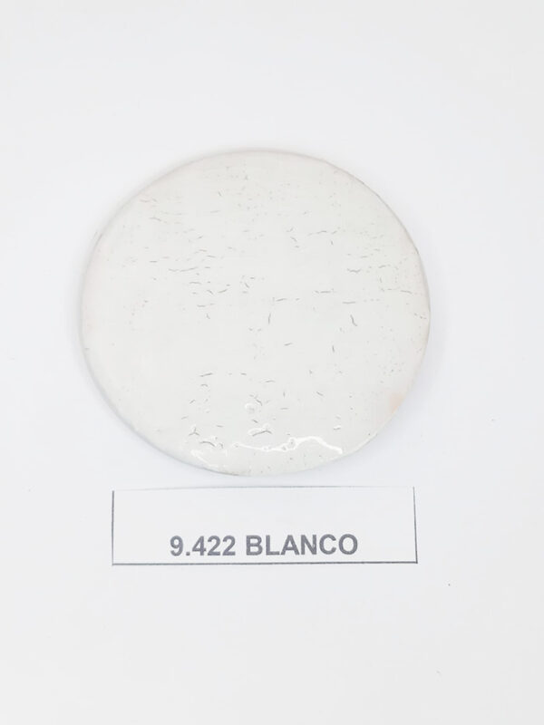 Engobe sólido color blanco.